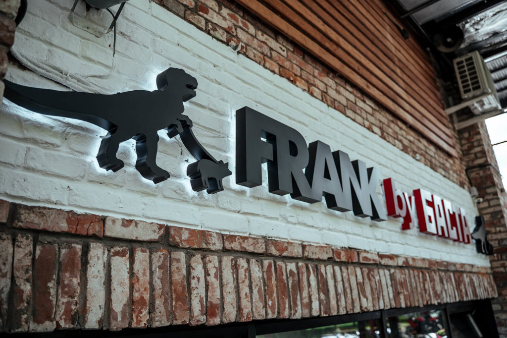 Вывеска с контражурной подсветкой для ресторана FRANK by Баста (френк)